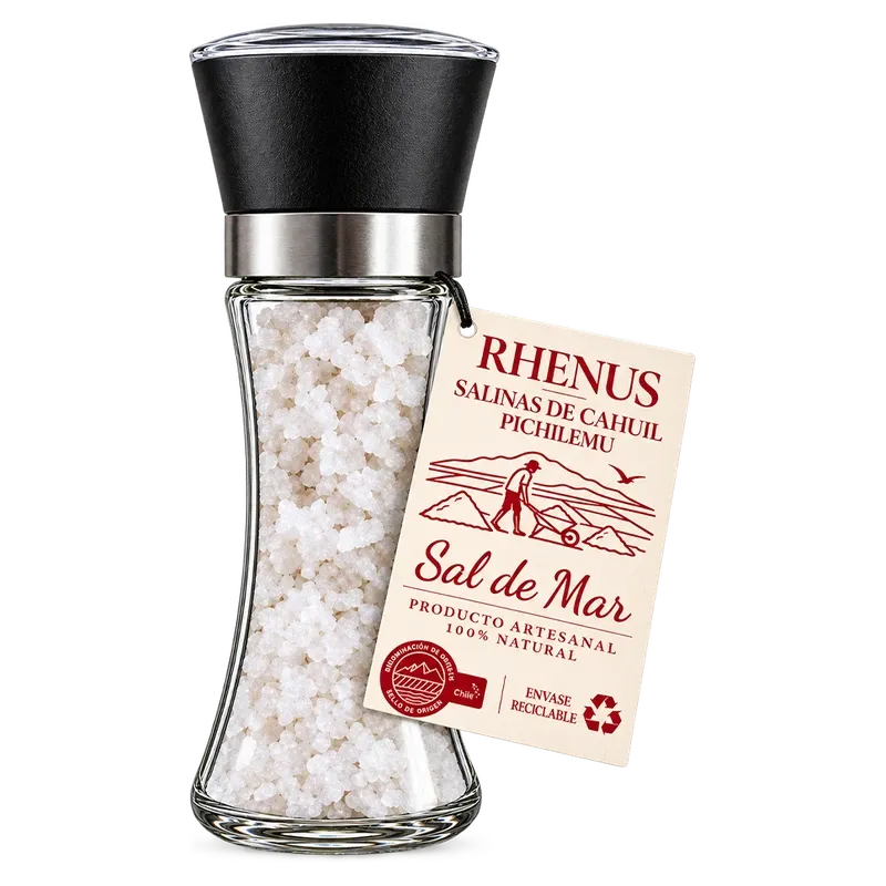 Molinillo de vidrio con sal de mar Rhenus de las salinas de Cáhuil, en Pichilemu, con una etiqueta de papel colgada